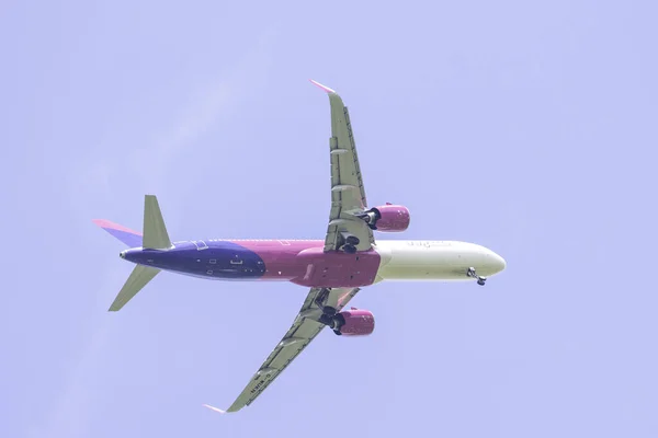 Luton United Kingdom Jun 2021 Wizz Air Airbus A320 Approaches — Stock Photo, Image