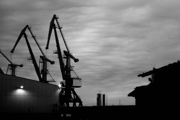 Uma Imagem Tons Cinza Uma Paisagem Industrial Com Estruturas Metálicas — Fotografia de Stock