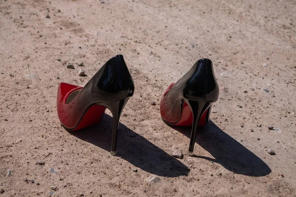 Une Paire Talons Hauts Classiques Rouges Noirs Extérieur — Photo