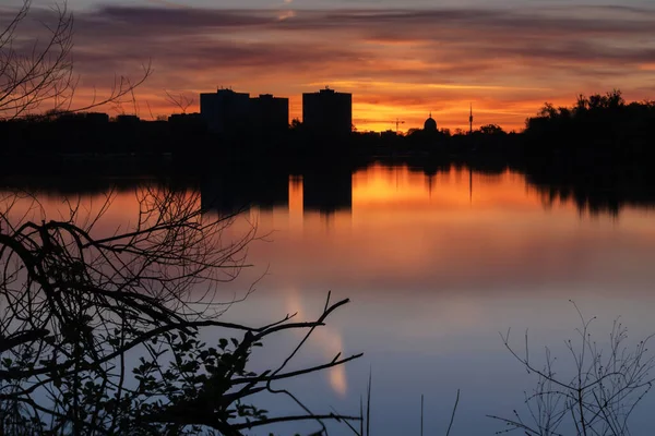 Een Betoverend Uitzicht Reflectie Van Gebouwen Het Water Tijdens Zonsondergang — Stockfoto