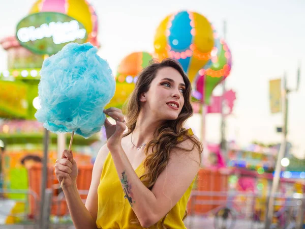 Uma Mulher Branca Atraente Posando Com Algodão Doce Azul Carnaval — Fotografia de Stock