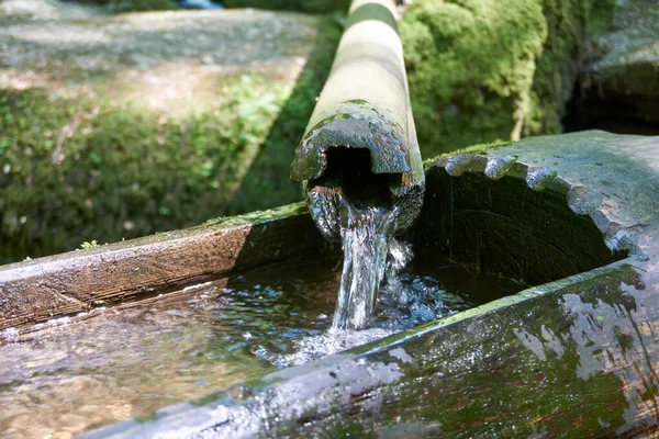 Primo Piano Acqua Naturale Sorgente Che Scorre Tubo Serbatoio — Foto Stock