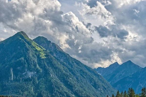 Крупный План Гор Облачным Небом Альпах Австрия — стоковое фото