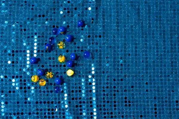 Widok Góry Żółty Niebieski Niebieskim Materiale Cekinowym — Zdjęcie stockowe