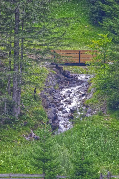 Een Verticaal Schot Van Een Rivier Alpen Oostenrijk — Stockfoto