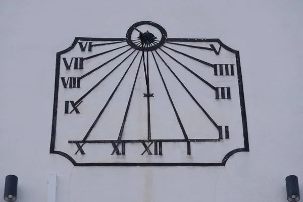 在白色背景上隔离的一个旧太阳时钟的特写 — 图库照片