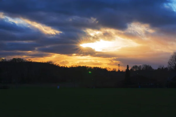 Piękny Widok Kolorowe Niebo Podczas Zachodu Słońca Nad Polem — Zdjęcie stockowe