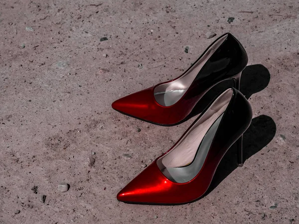Ein Paar Klassische Rote Und Schwarze High Heels Freien — Stockfoto