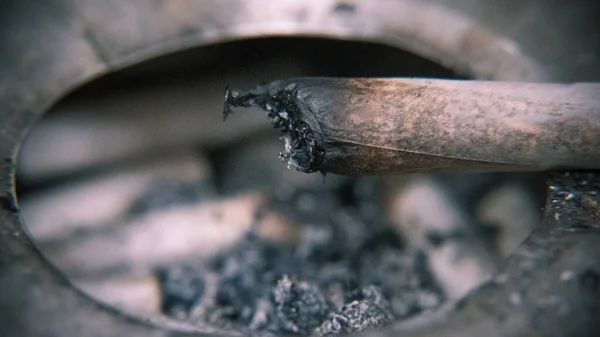 Tiro Perto Cigarro Fumado Cinzeiro — Fotografia de Stock