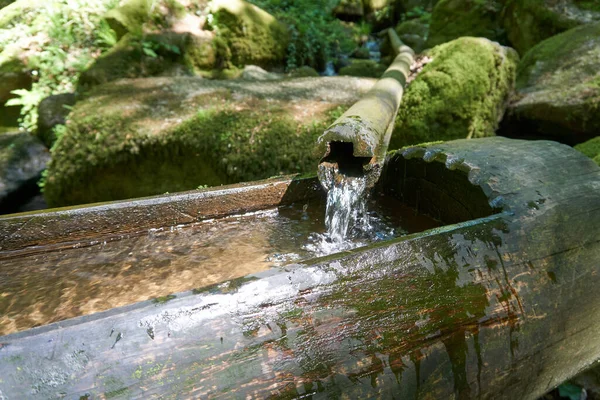 Gros Plan Eau Source Naturelle Qui Coule Tuyau Dans Réservoir — Photo