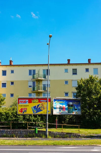 Poznan Polonia Octubre 2015 Dos Vallas Publicitarias Frente Bloque Apartamentos —  Fotos de Stock