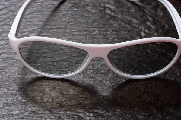 Egy Közeli Felvétel Fehér Napszemüvegekről Egy Grunge Felületen — Stock Fotó