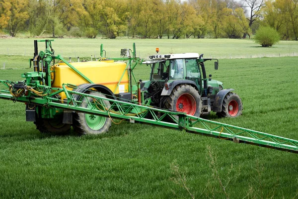 Primer Plano Tractor Trabajando Riego Campo Agrícola — Foto de Stock