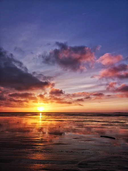 Eine Vertikale Aufnahme Einer Schönen Meeresküste Unter Einem Sonnenuntergang — Stockfoto