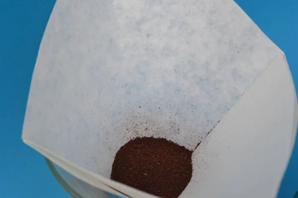 Mavi Arka Planda Izole Edilmiş Bir Chemex Kahve Makinesi — Stok fotoğraf