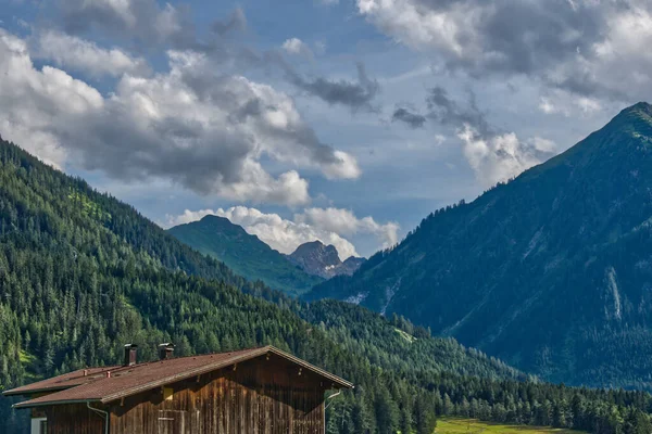 Egy Gyönyörű Kép Egy Kis Faluról Alpokban Ausztriában — Stock Fotó