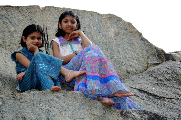 Bengaluru India Dec 2006 Nővérek Két Indiai Lány Szépen Egy — Stock Fotó