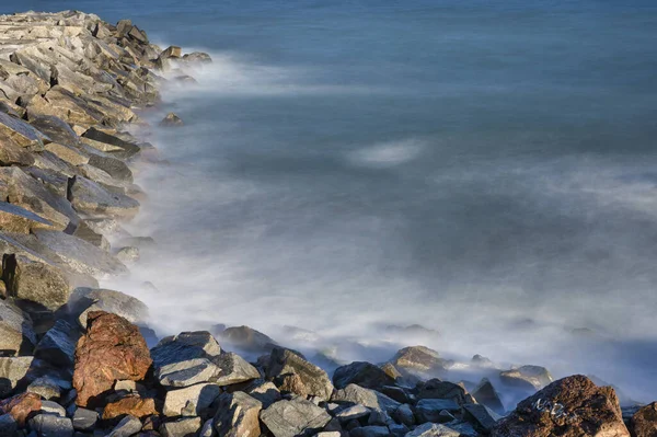 Hermoso Tiro Mar Brumoso Frente Una Colina Piedra — Foto de Stock