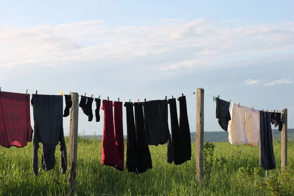 Varias Prendas Colgando Para Secar Una Línea Lavandería Aire Libre —  Fotos de Stock