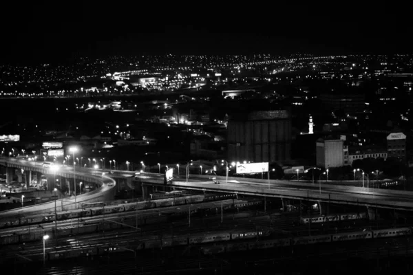 南アフリカ共和国ヨハネスブルグ 2021年1月5日 南アフリカ共和国ヨハネスブルグ 2013年9月17日 ヨハネスブルグCbdブラフォンティン郊外の照明建築とストリートシーンの高角度ビュー — ストック写真