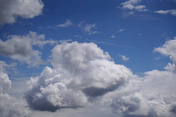 Una Vista Panorámica Las Nubes Sobre Fondo Azul Del Cielo — Foto de Stock