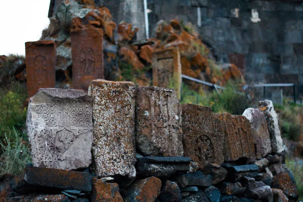 Muitas Pedras Cruzadas Armênias Antigas Frente Igreja — Fotografia de Stock