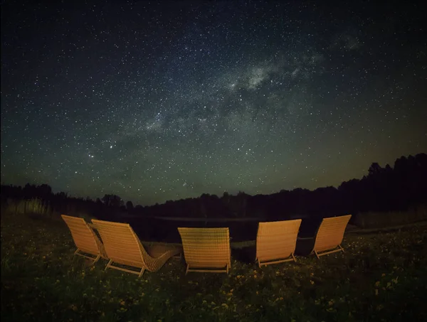 星空の下の庭の椅子 — ストック写真