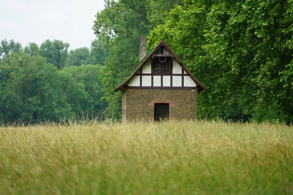 Een Close Shot Van Een Klein Huisje Het Groen — Stockfoto