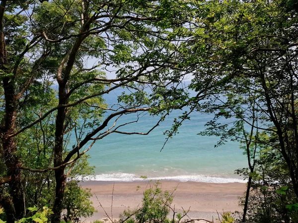 Vista Panorâmica Praia Areia Mar Azul Turquesa Visto Através Das — Fotografia de Stock