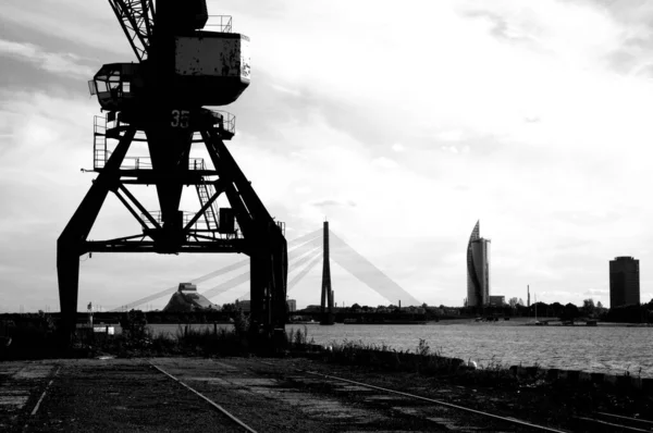 Una Imagen Escala Grises Paisaje Industrial Con Estructuras Metales Pesados — Foto de Stock