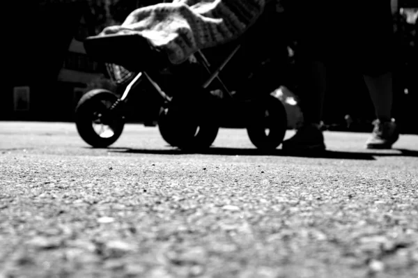 Ένα Γκρι Πλάνο Ενός Ατόμου Που Οδηγεί Καροτσάκι Του Μωρού — Φωτογραφία Αρχείου