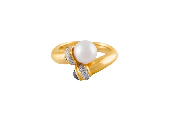 白い背景に宝石が孤立した美しい金の指輪のクローズアップ — ストック写真