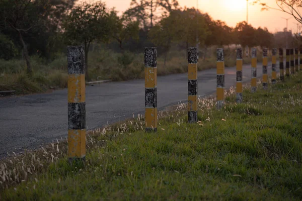 Acercamiento Delineadores Largo Camino Rural — Foto de Stock