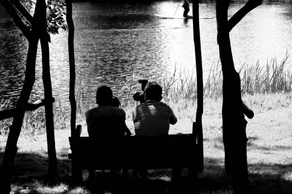 Uma Foto Tons Cinza Uma Família Junto Lago Durante Dia — Fotografia de Stock