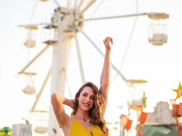 Uma Atraente Mulher Caucasiana Posando Carnaval — Fotografia de Stock