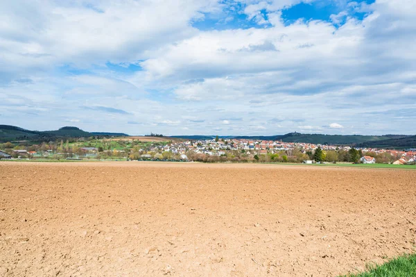 明るい空の下で大規模な農地の美しいショット — ストック写真