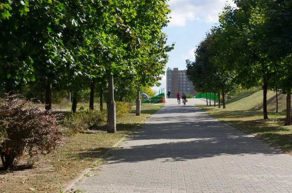 Poznan Polen Okt 2015 Wandelpad Een Park Met Gebouw Achtergrond — Stockfoto