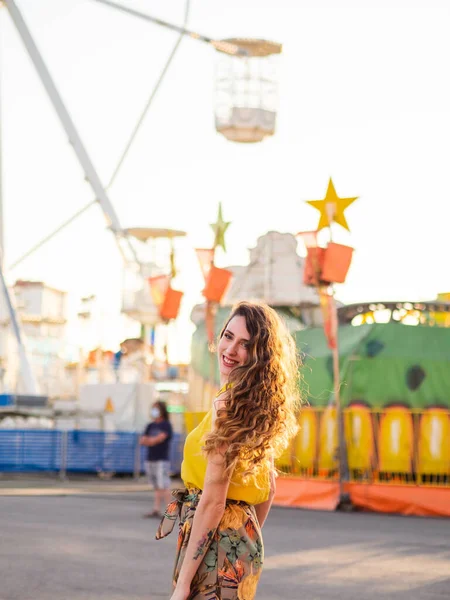 Tiro Vertical Uma Atraente Mulher Caucasiana Posando Carnaval — Fotografia de Stock