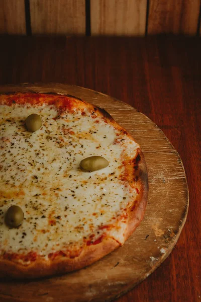 Focus Selettivo Deliziosi Appetitosi Formaggi Pizza Alle Olive Una Tavola — Foto Stock