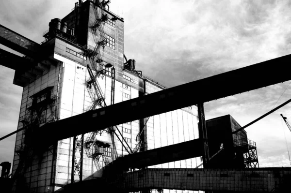 Cliché Niveaux Gris Paysage Industriel Aux Structures Métalliques Lourdes — Photo