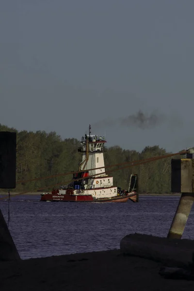 美国波特兰 2021年4月21日 一艘驳船从烟囱冒出烟雾的照片 — 图库照片