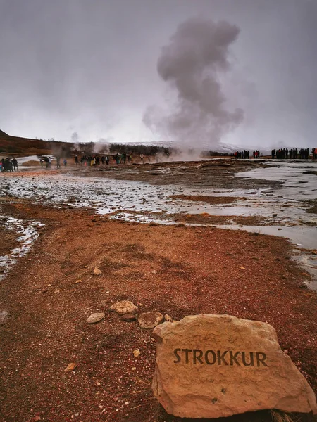 Ισλανδοί Θερμοπίδακες Όνομα Strokkur Ύψος Αρκετών Μέτρων Περιτριγυρισμένοι Από Κόκκινα — Φωτογραφία Αρχείου