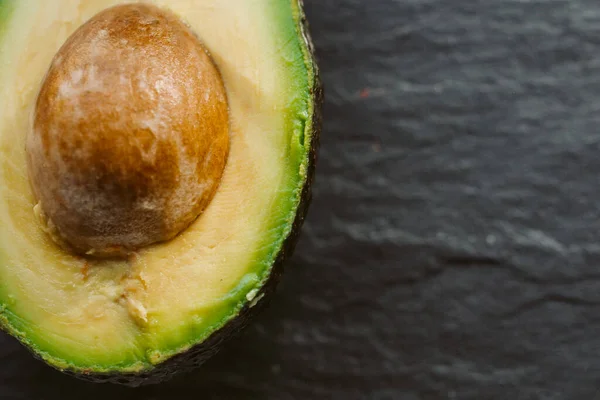 Close Van Avocado Gesneden Helft Zwarte Leisteen Achtergrond Avocado Klaar — Stockfoto