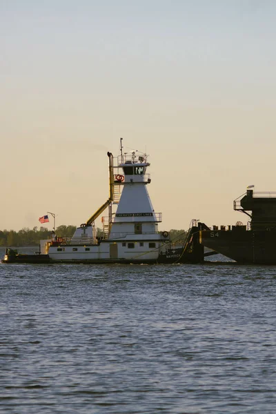 Portland États Unis Avril 2021 Navire Poussant Une Charge Travers — Photo