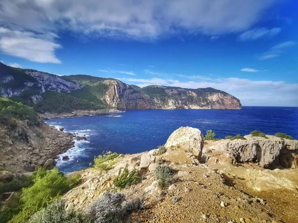 Stenstrand Mallorca Med Klippa Bakgrunden Och Silkeslent Vatten Och Blå — Stockfoto