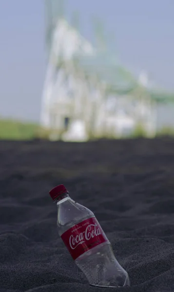 Portland United States Apr 2021 Coca Cola Bottle Sitting Sand — Stock Photo, Image