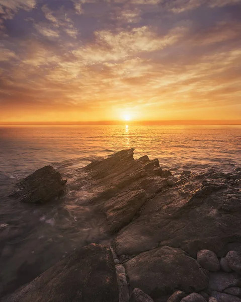 Een Verticaal Shot Van Het Rotsachtige Strand Oceaan Tijdens Zonsopgang — Stockfoto