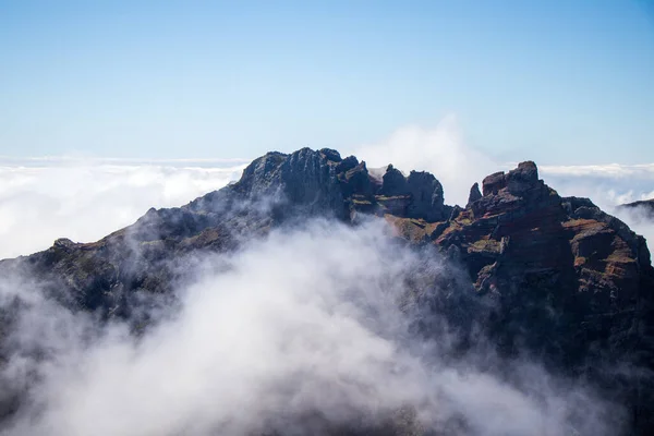 Una Hermosa Vista Las Famosas Montañas Pico Ruivo Cubiertas Nubes — Foto de Stock