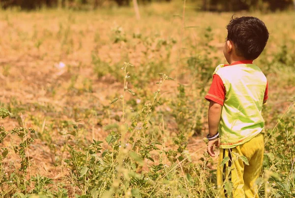 Una Vista Posteriore Bambino Solitario Che Guarda Lontananza Mentre Trova — Foto Stock