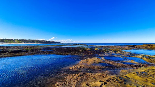 Plano Gran Angular Una Costa Rocosa Bajo Cielo Azul Claro — Foto de Stock